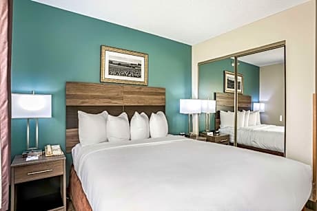 Queen Suite - Non-Smoking