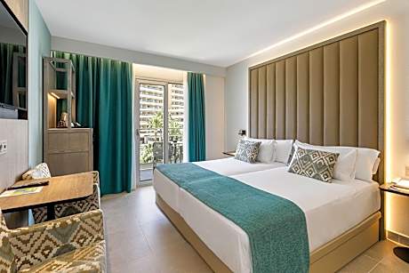 Sol Room with Pool View