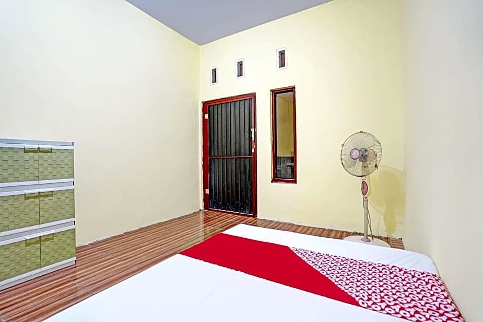 OYO Life 92920 Rumah Kost Azca