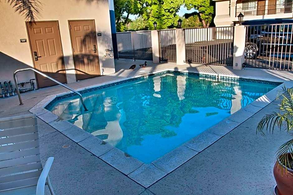 Burbank Inn and Suites