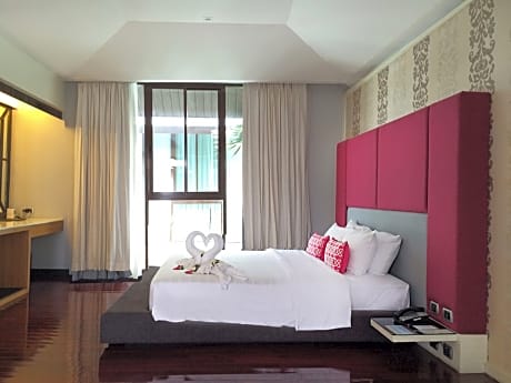 DELUXE KING ROOM WITH POOL VIEW