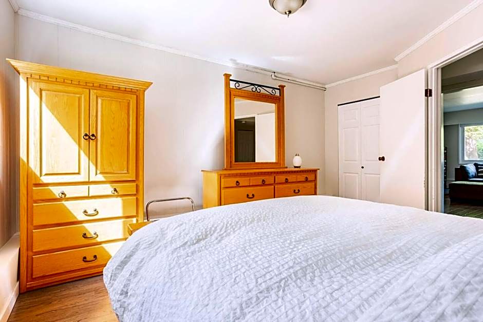 Quiet Area Near Downtown Walkable To Cafes