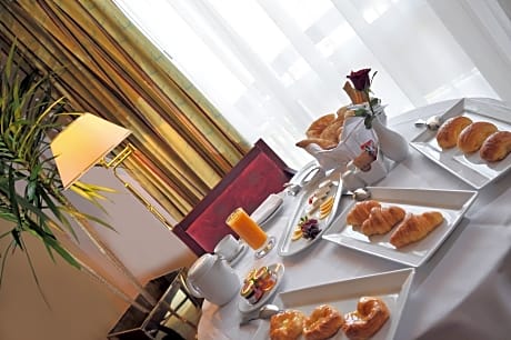 Deluxe Room (1 King Bed)