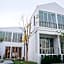 White Wall Riverfront Hotel