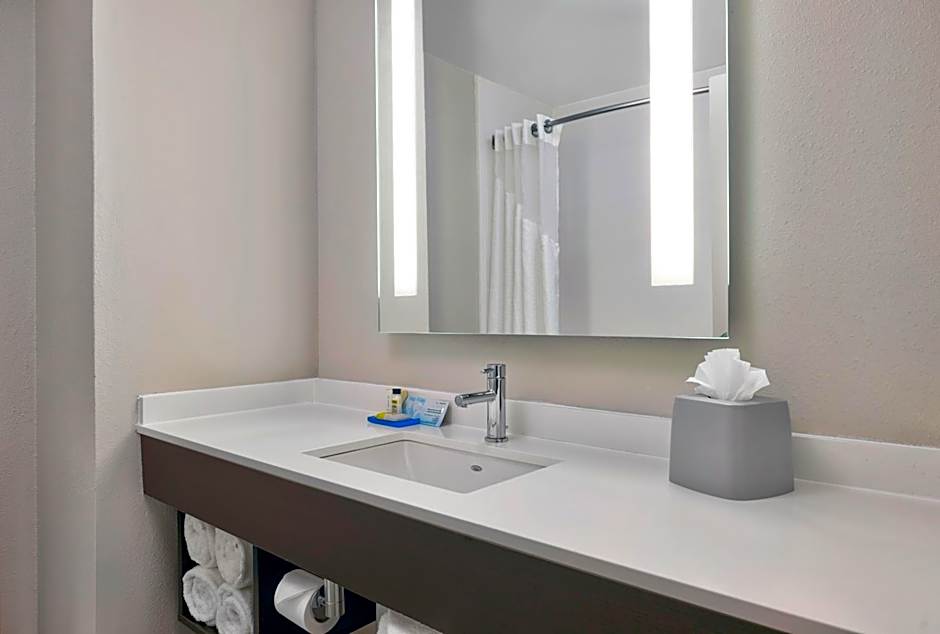 Holiday Inn Express & Suites Kansas City Airport By IHG