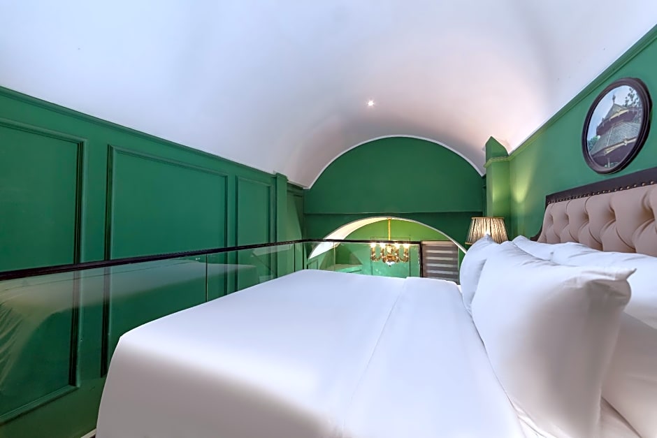 Madelise Adora Hotel and Travel