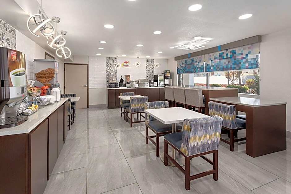 Super 8 by Wyndham Prattville Montgomery