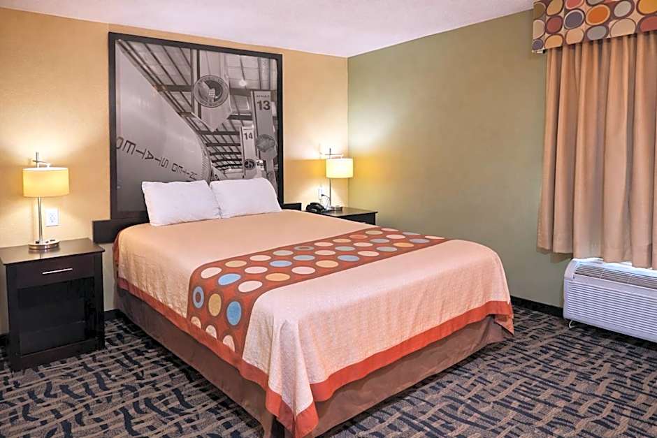 Super 8 by Wyndham Pasadena