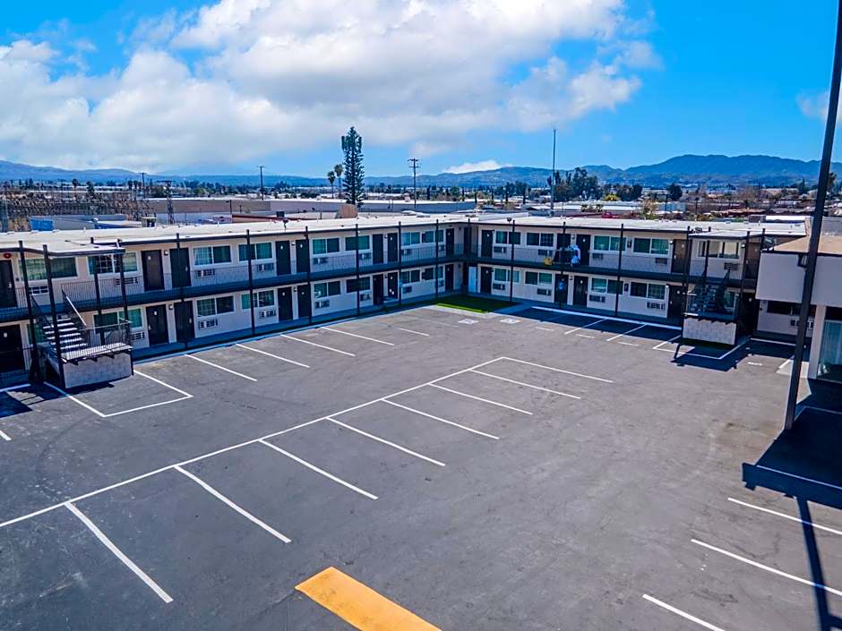 Inland Inn & Suites