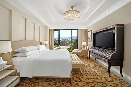 Executive King Suite with Skyline View
