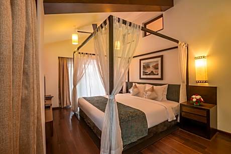 Deluxe Suite with Pool View