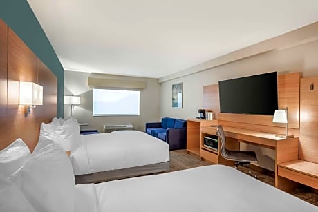 2 Queen Mobility Accessible Bathtub Larger Room Sitting Area Microwave Fridge NSMK Full Breakfast