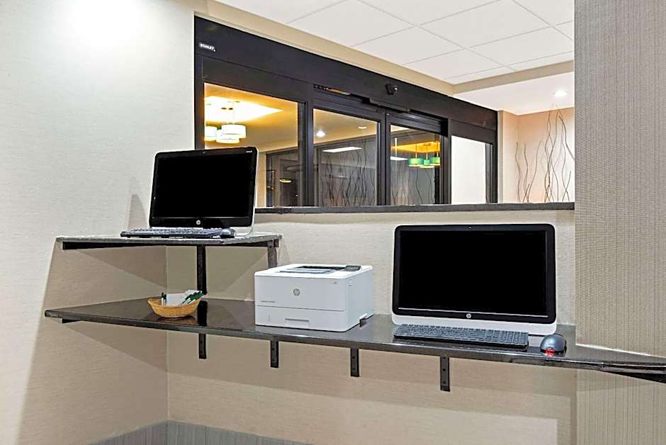 La Quinta Inn & Suites by Wyndham New Cumberland Harrisburg