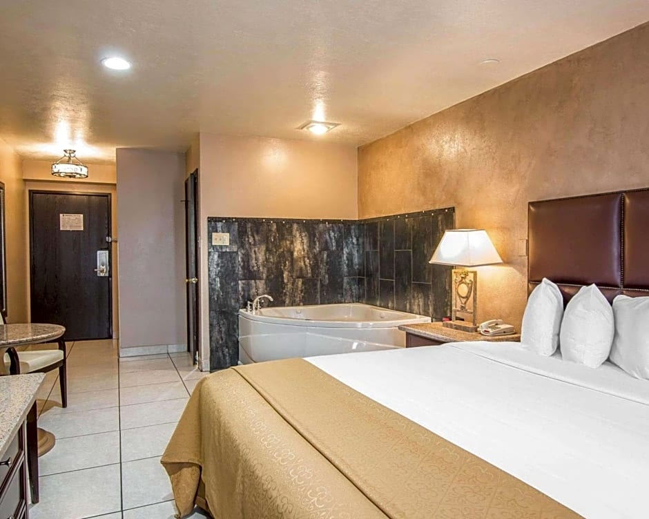 Photo 1 of 6 of Deluxe Room, 1 King Bed with Hot Tub, Non Smoking