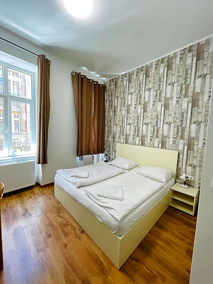 Easy Star Hotel