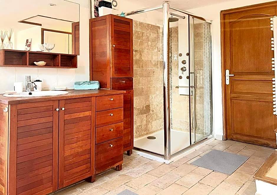 Suite Nymphéalove - Parking - Piscine - Jacuzzi - 50 m2 - CapitalChic Services Peymeinade