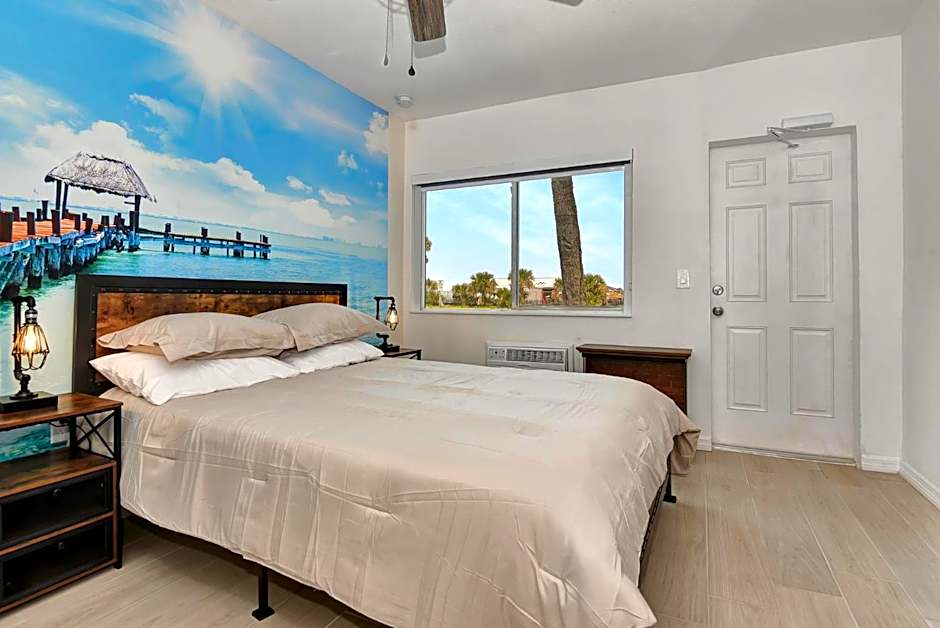 Studio Suite Queen Bed Kitchen Walk In Shower #5