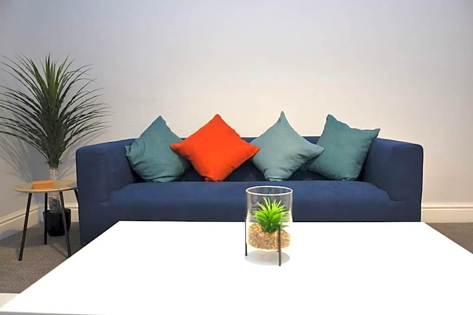 Salisbury - New 3br home, wifi, parking, sleeps 6, near Liverpool city centre