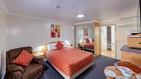 Motel Deluxe Queen Access