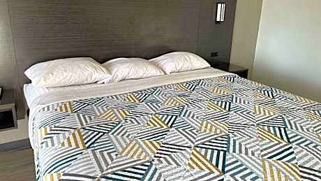 1 King Bed | Mob Acc RI Shwr Nsmk Micfridg