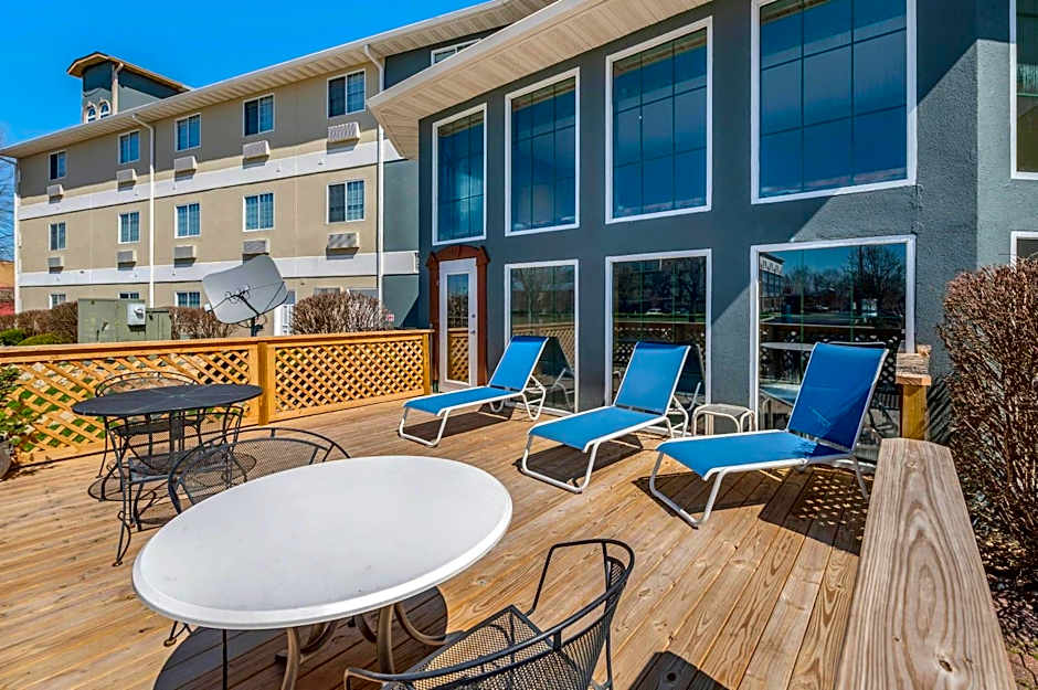 Clarion Pointe Indianapolis Airport