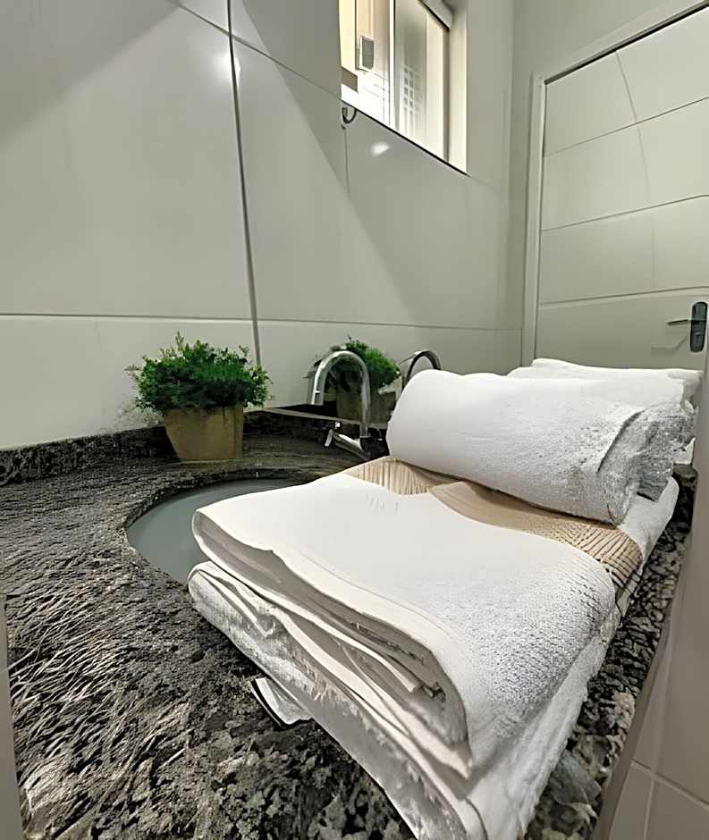 Casa grande - 3 Suítes e Piscina - Próx. ao Centro