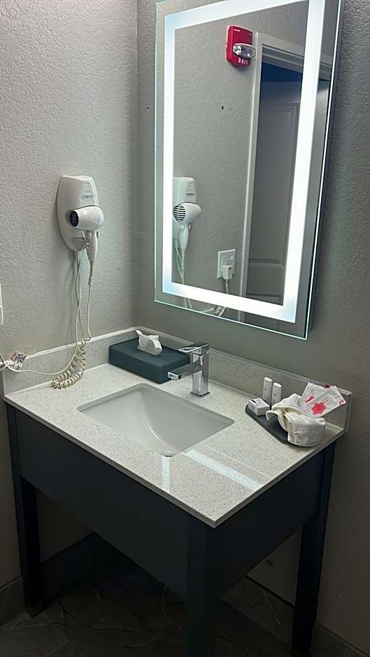 La Quinta Inn & Suites by Wyndham Ada