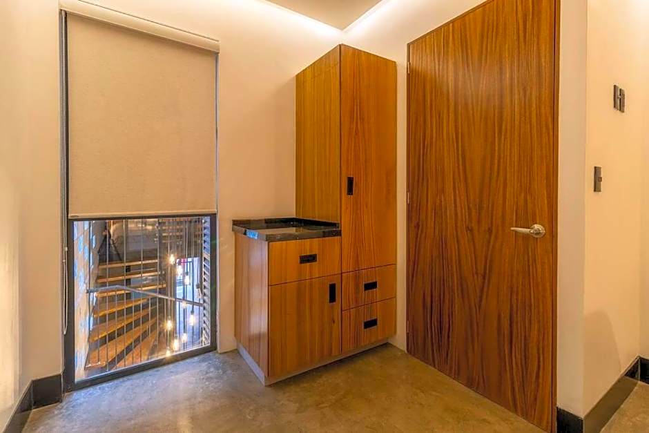 L304 Studio apt 2Bdrm 1bath Fits 6 AC Rooftop