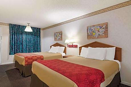 Standard Queen Room with Two Queen Beds - Smoking/Upper Floor