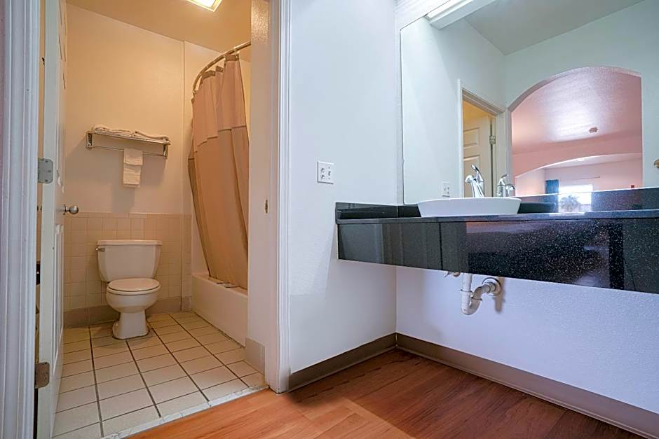 Island Inn By OYO Galveston Beach, TX