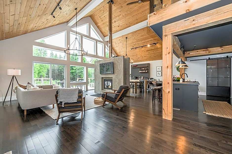 Luxury Tobermory Retreat Modern Home and Hot Tub