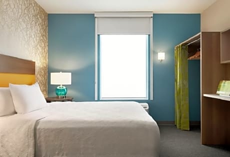 1 King Hearing Accessible 1 Bedroom Suite