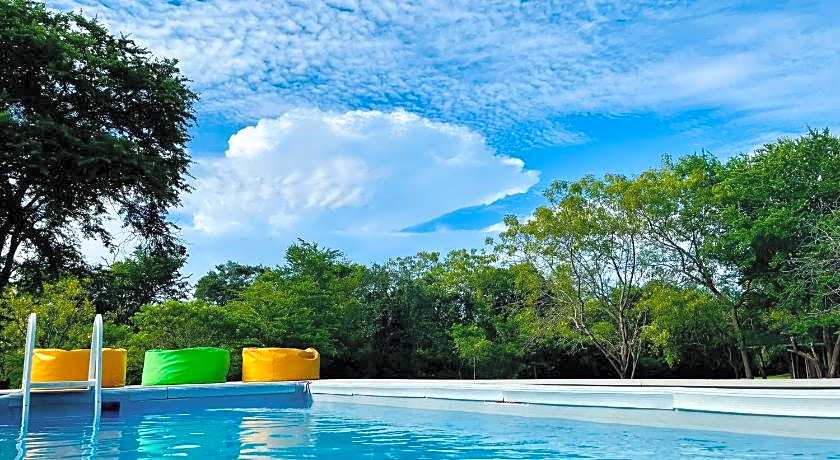 Funky Leopard Safari Lodge Bordering Yala National Park