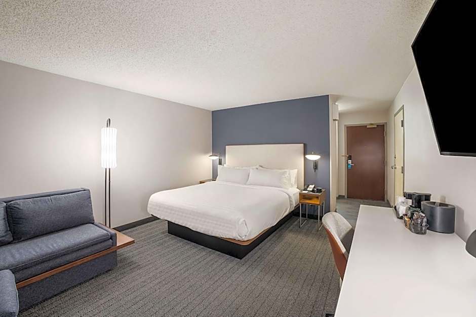 Photo 1 of 7 of 1 King Bed Guestroom, Mobility Accessible, Bathtub