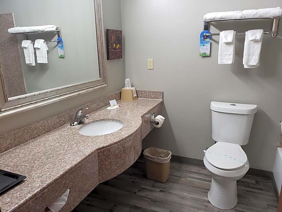 Days Inn & Suites by Wyndham Cleburne TX