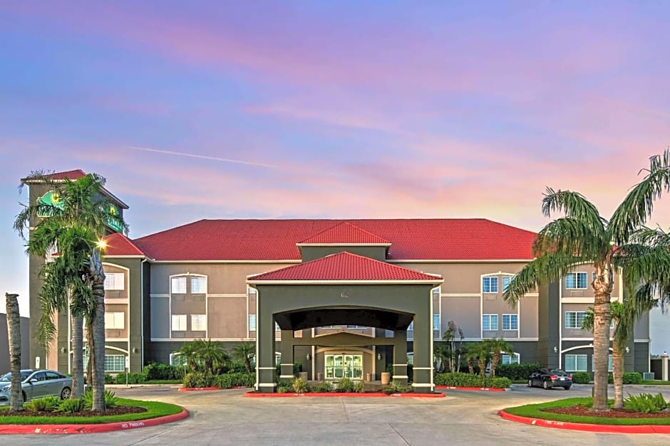 La Quinta Inn & Suites by Wyndham Mercedes Outlet Mall