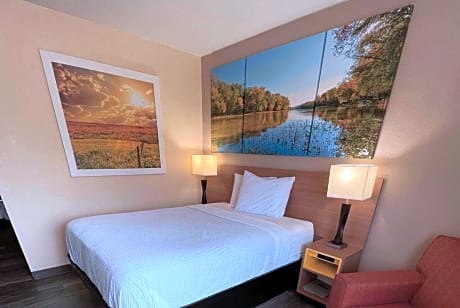 1 Queen Bed Non-Smoking