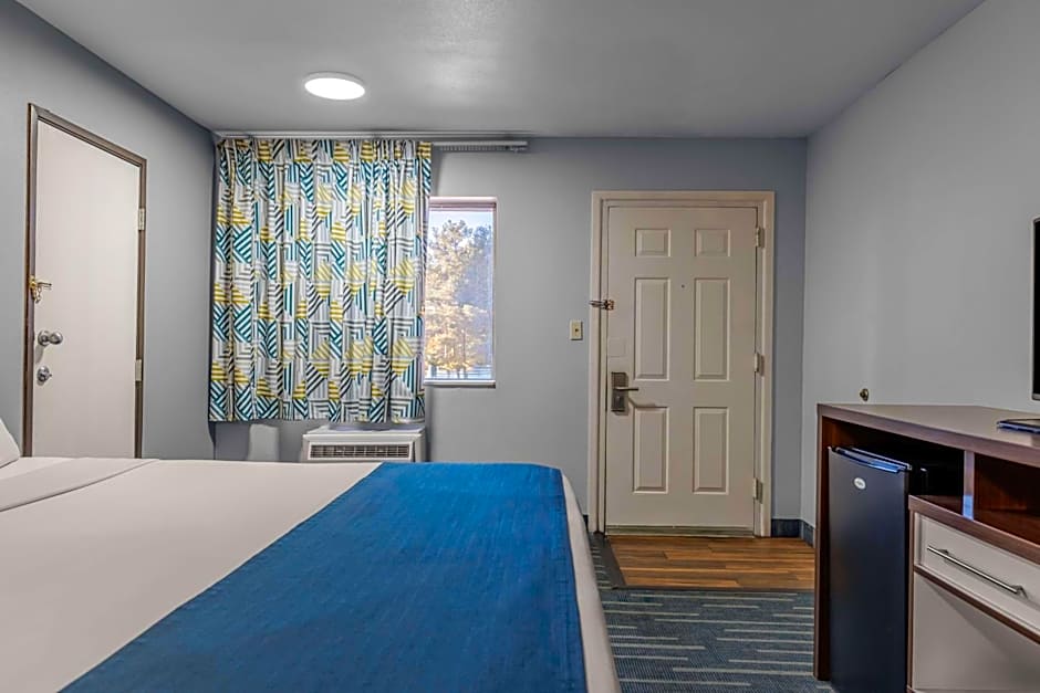 Days Inn & Suites by Wyndham Flagstaff I-40