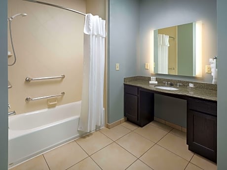 1 Kng Mobility/Hearing Access Tub Suite Nosmk