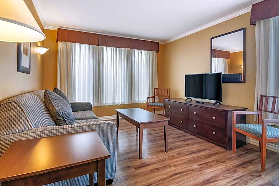 Econo Lodge Inn & Suites