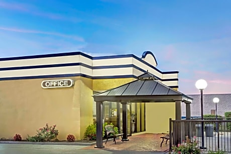 Days Inn by Wyndham Norfolk Military Circle