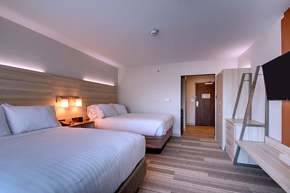 Holiday Inn Express & Suites Galesburg, an IHG Hotel