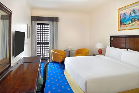 1 King Bed Standard City View Smoking