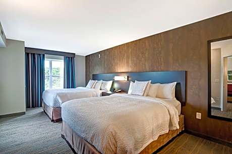One-Bedroom Queen Suite