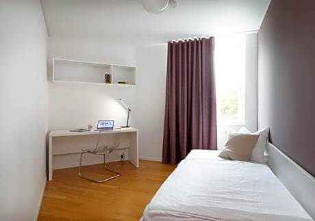 Apartment L - King bed and separate bedroom