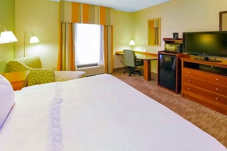  1 KING MOBILITY ACCESS WITH TUB NONSMOKING - HDTV/FREE WI-FI/WORK AREA - HOT BREAKFAST INCLUDED -