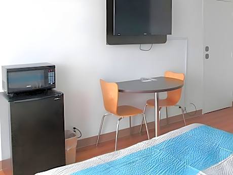 1 King Bed, Nonsmoking