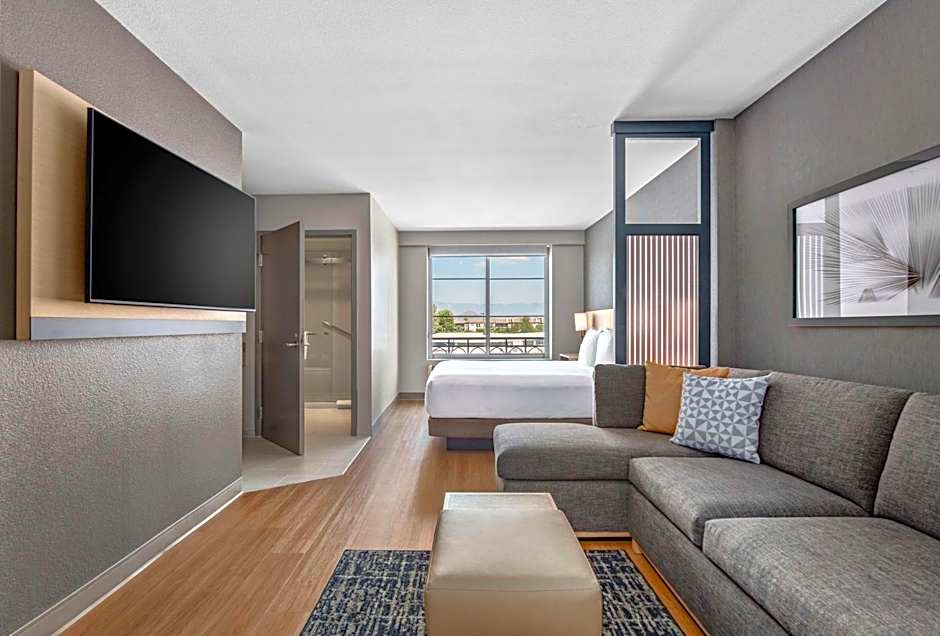Hyatt Place Riverside Downtown