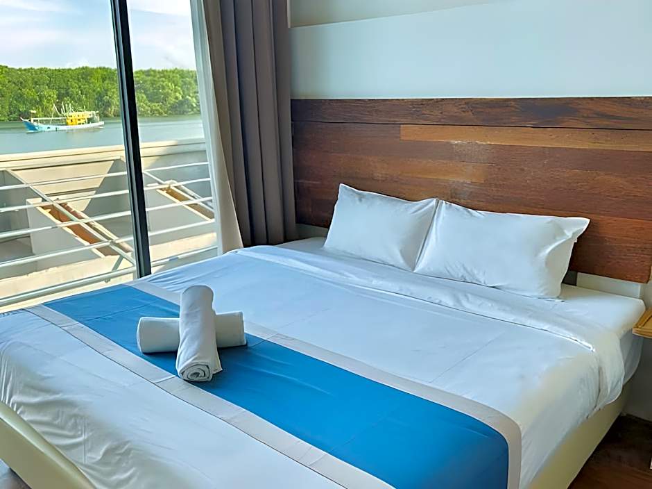 Riverbank Hotel by MRVJ BUSINESS