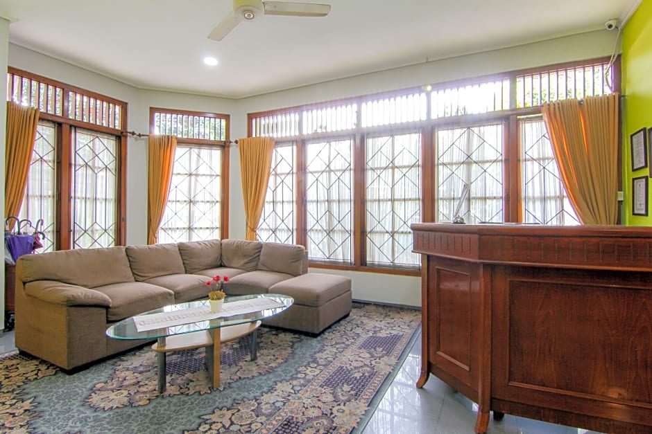 Embe Enem Homestay by ZUZU